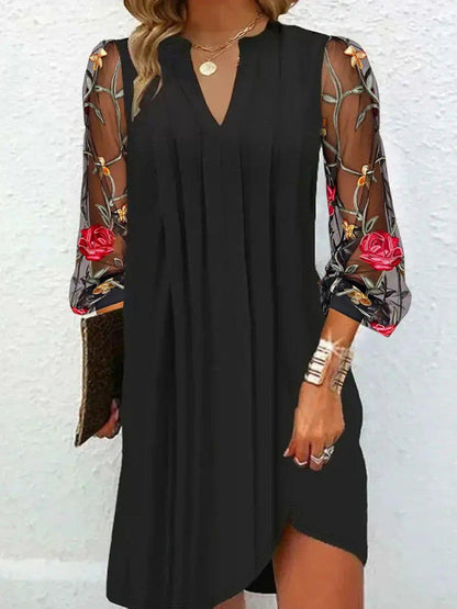 Robe mini élégante à col V et manches transparentes