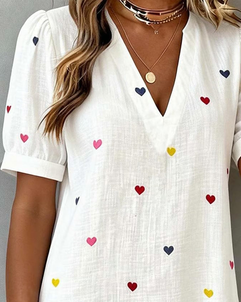 Robe à col en V imprimée de cœurs colorés