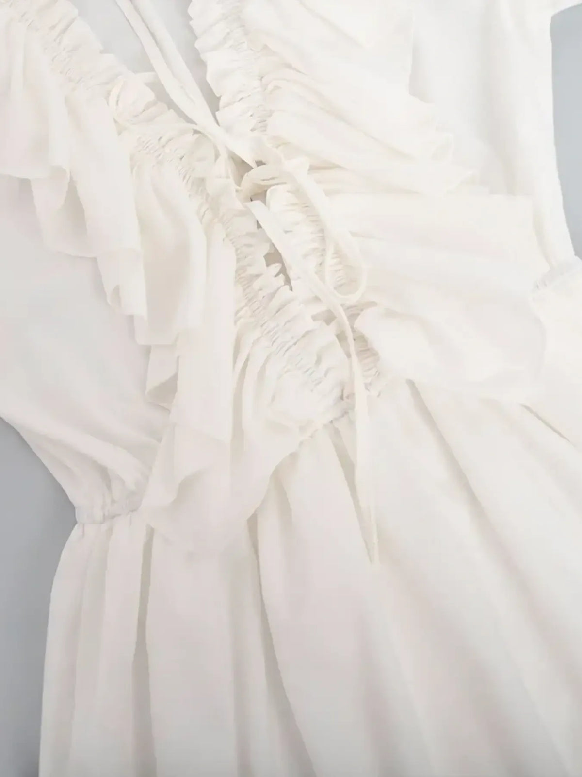 Robe mini à manches à volants froncés