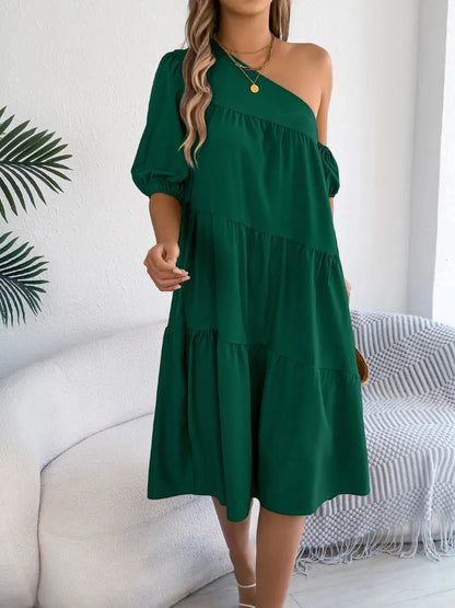 Robe à une épaule à volants superposés