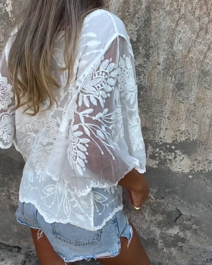 Blouse brodée à col rond à manches papillon Aumora