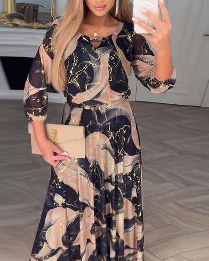 Robe élégante imprimée à manches trois-quarts et taille cintrée