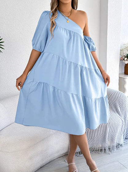 Robe à une épaule à volants superposés