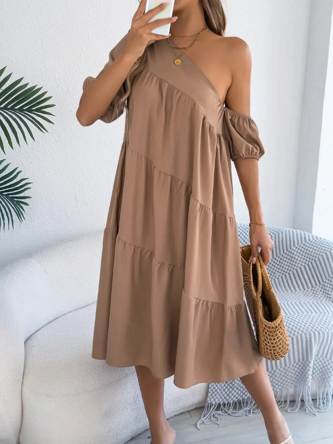 Robe à une épaule à volants superposés