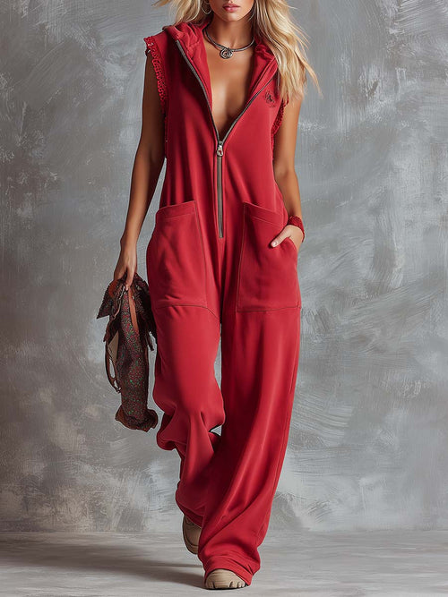 Combinaison‑pantalon en coton rouge framboise, à col V à capuche, fermeture à glissière sur le devant, style sportif et mode rétro