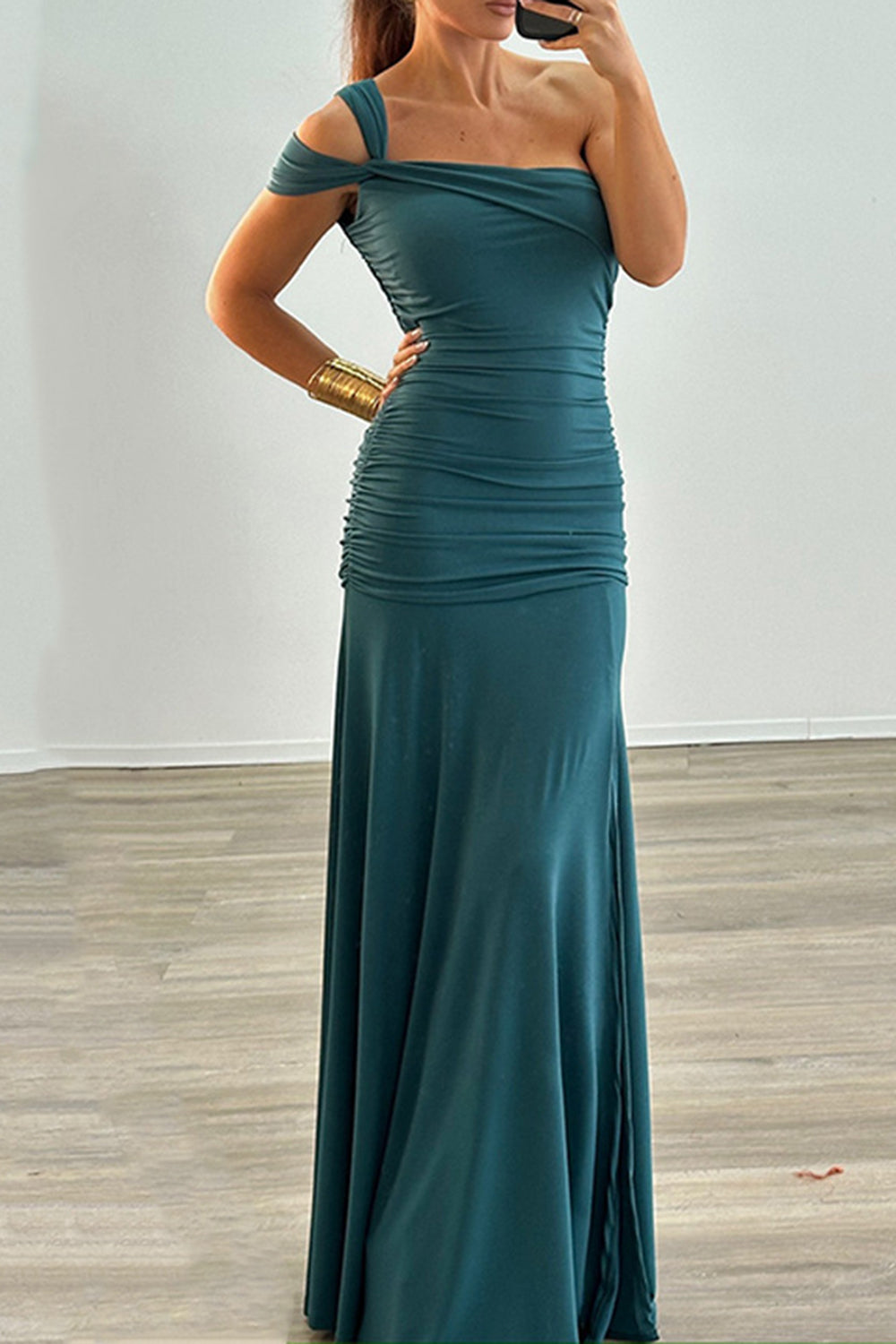 Robe longue de fête unie marron, à une épaule, froncée, fente haute et coupe ajustée