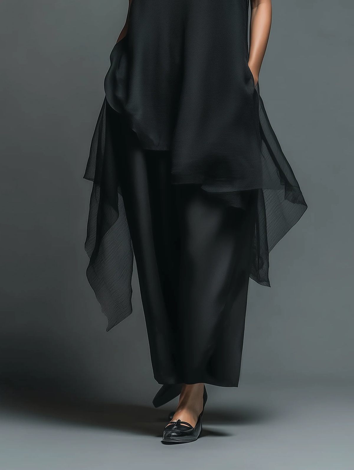 Ensemble deux‑pièces : robe fourreau noire minimaliste en fibre d'acétate artificielle associée à une longue robe de couverture en mousseline de soie