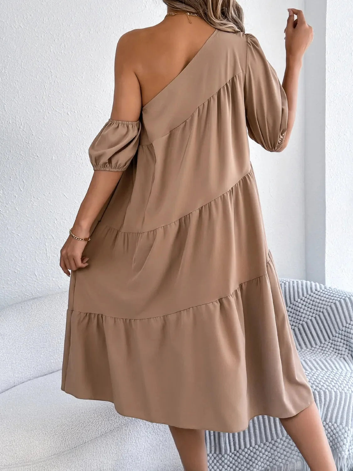 Robe à une épaule à volants superposés