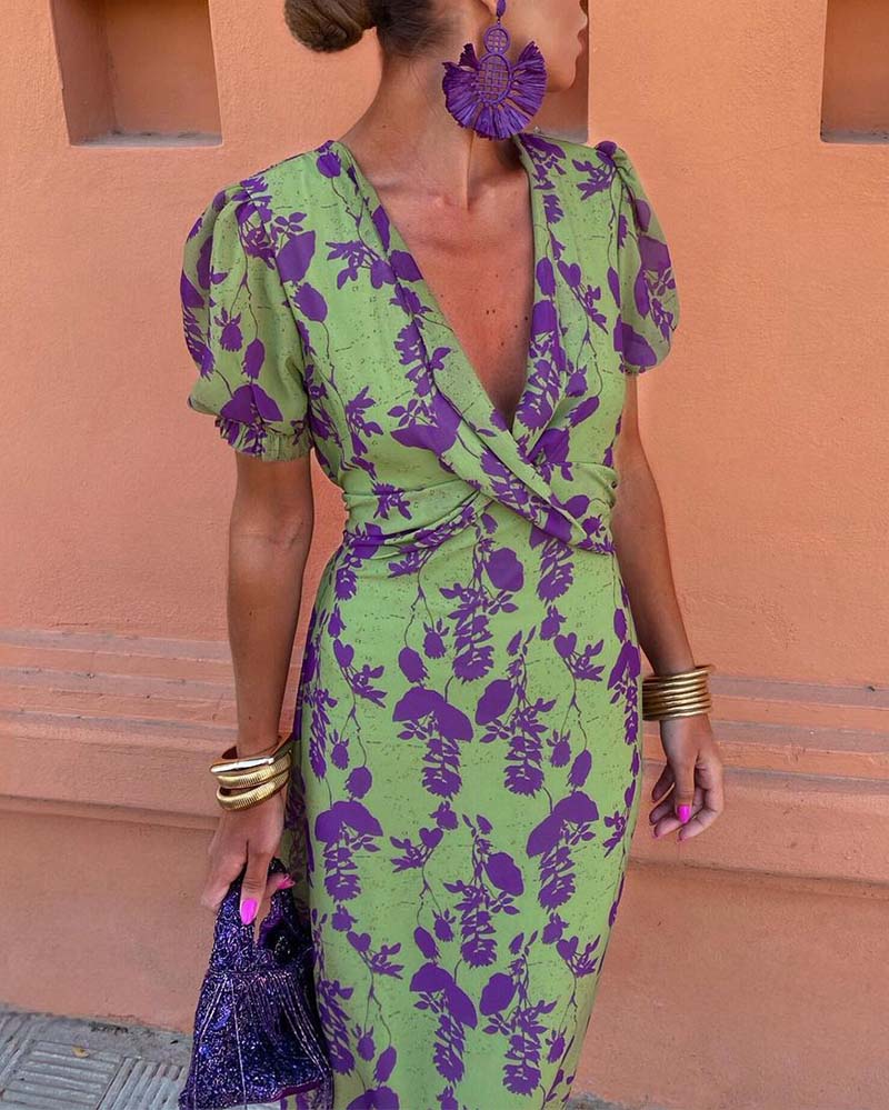 Robe A‑line élégante à imprimé feuilles, col V profond et manches bouffantes
