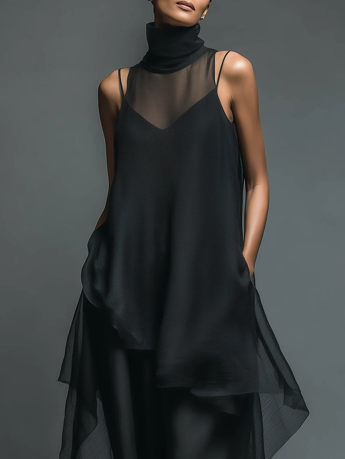 Ensemble deux‑pièces : robe fourreau noire minimaliste en fibre d'acétate artificielle associée à une longue robe de couverture en mousseline de soie