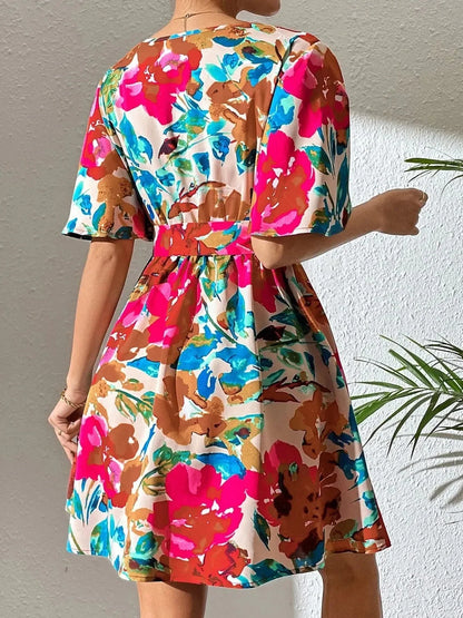 Mini‑robe imprimée manches courtes, décolleté croisé