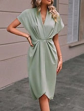 Robe midi décontractée pour femme, froncée, style streetwear, col V basique, manches courtes, disponible en noir, rose et vert foncé.