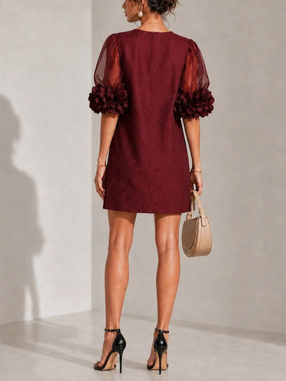 Mini-robe élégante en organza avec manches et rosettes 3D bordeaux