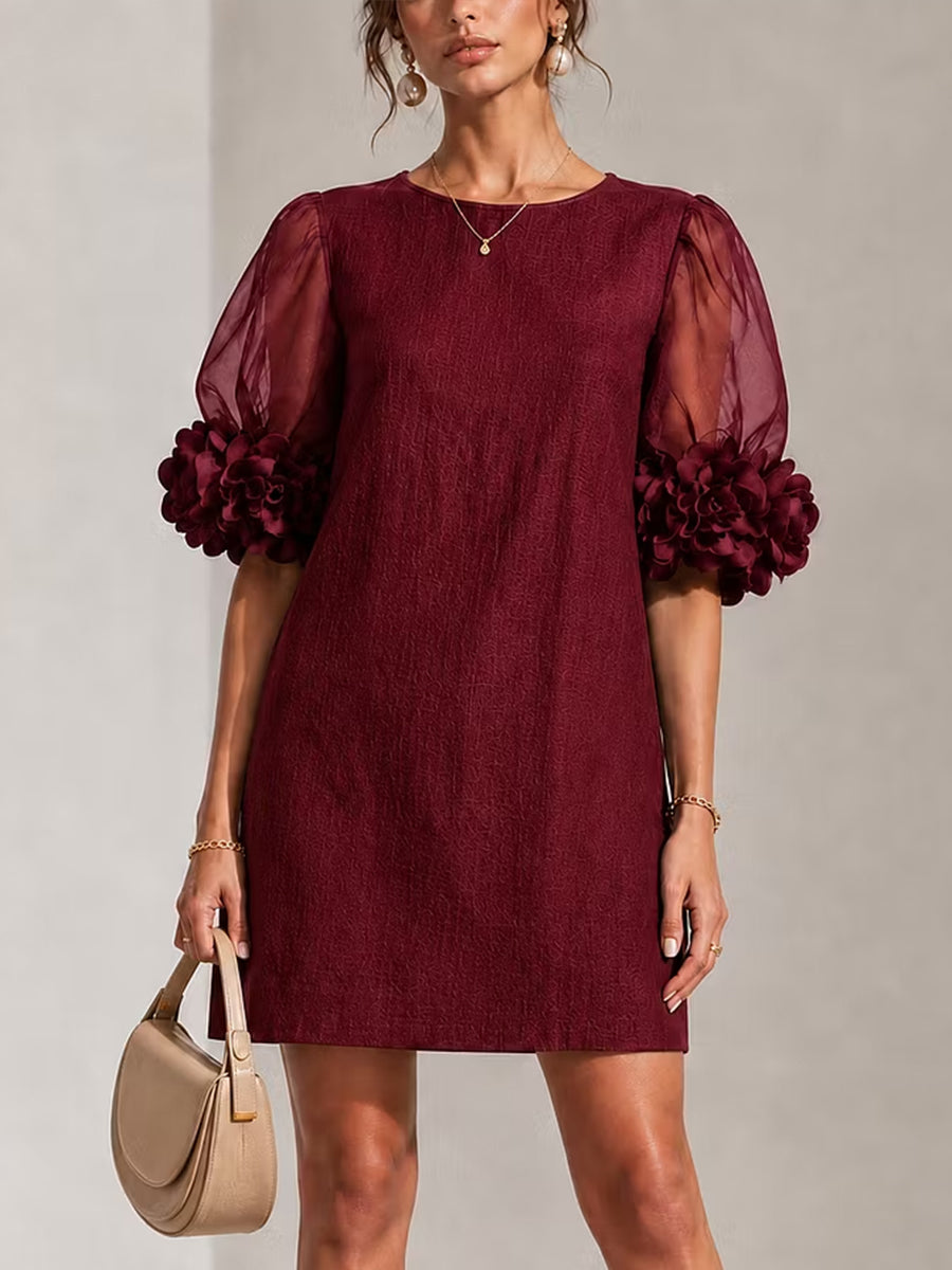 Mini-robe élégante en organza avec manches et rosettes 3D bordeaux