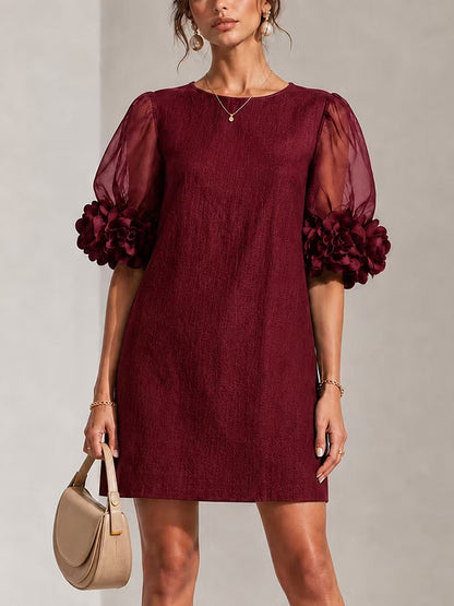 Mini-robe élégante en organza avec manches et rosettes 3D bordeaux