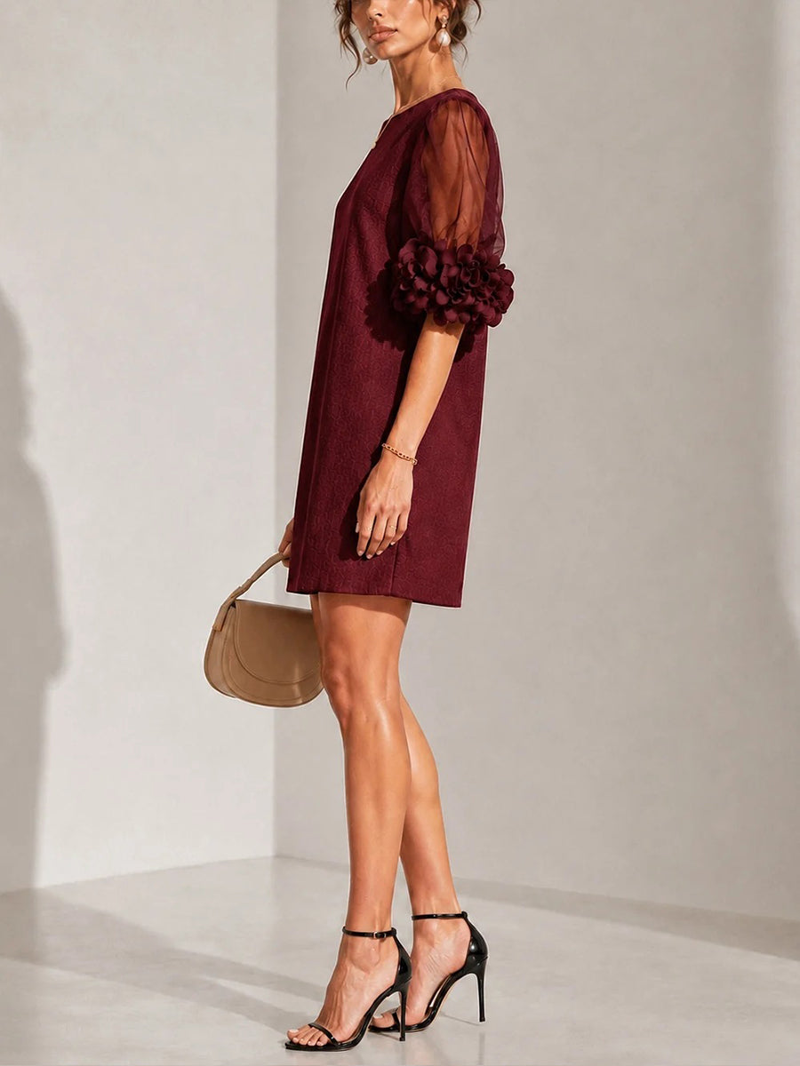 Mini-robe élégante en organza avec manches et rosettes 3D bordeaux