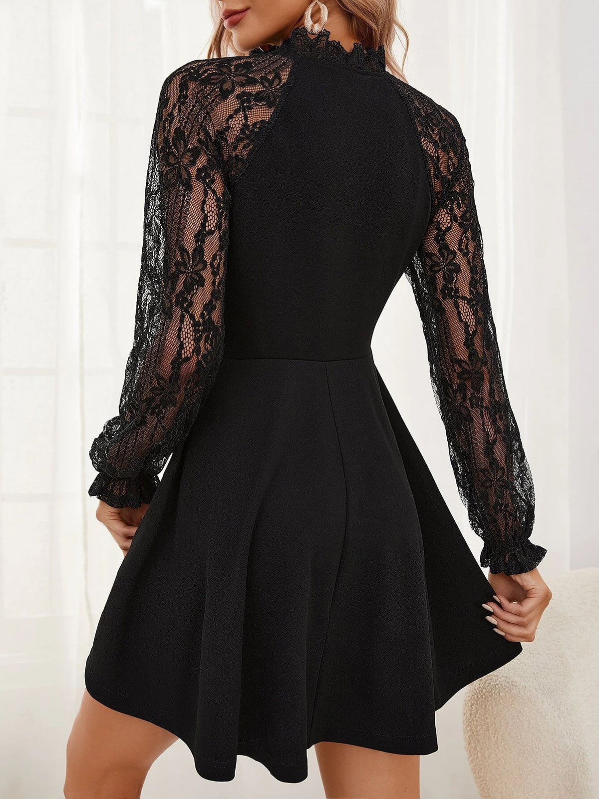 Robe mini trapèze élégante à manches longues en dentelle florale transparente et patchwork