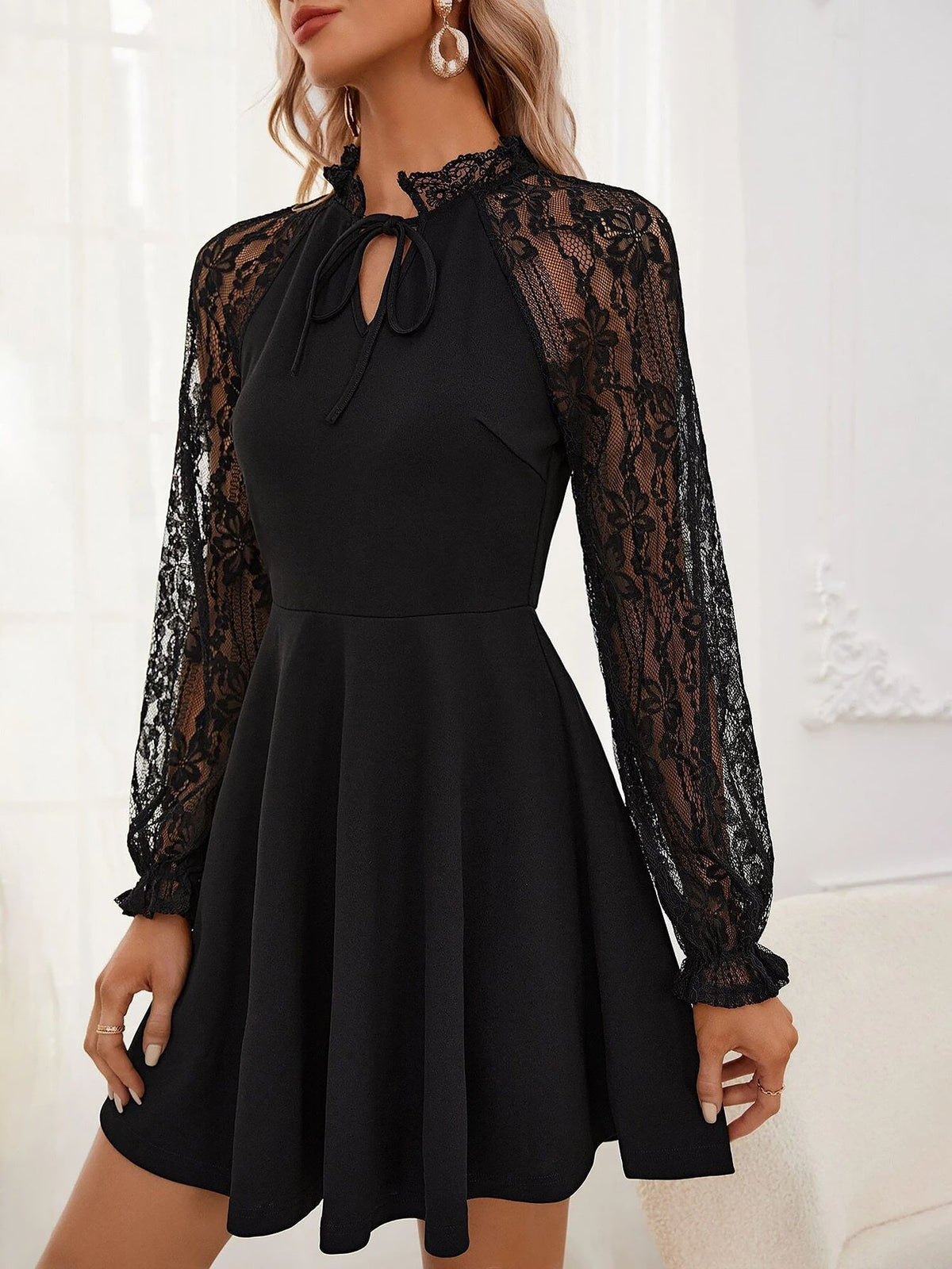 Robe mini trapèze élégante à manches longues en dentelle florale transparente et patchwork